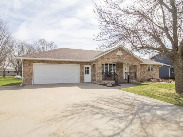 818 Church Hill Dr, Larchwood, IA 51241