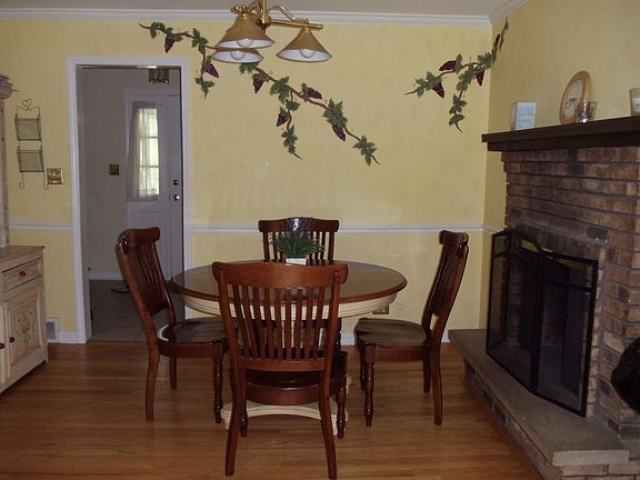 Brk Rm w/HWFs & fireplace