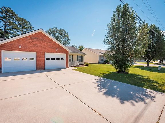 4th image of 619 Flagstone Dr