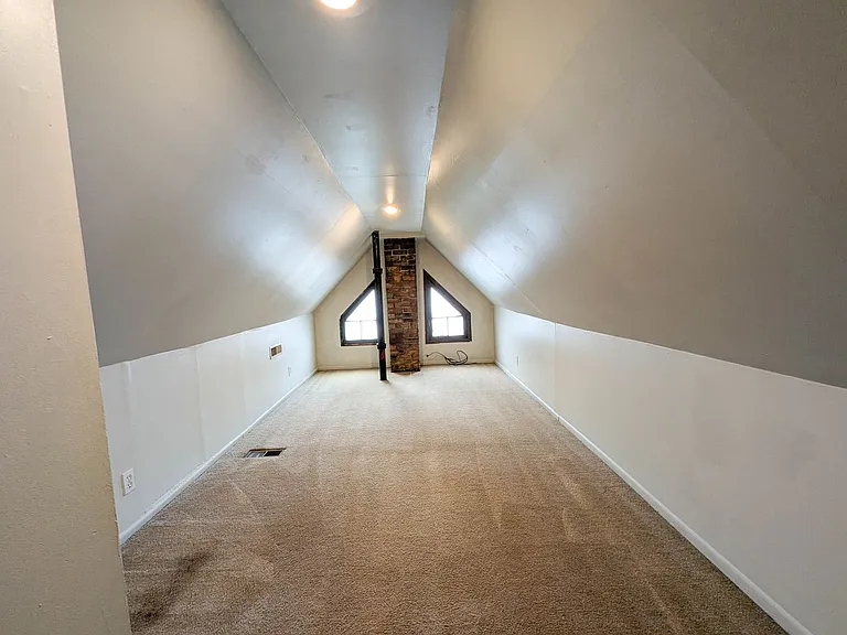 2322 Stratford Apts — Photo 12