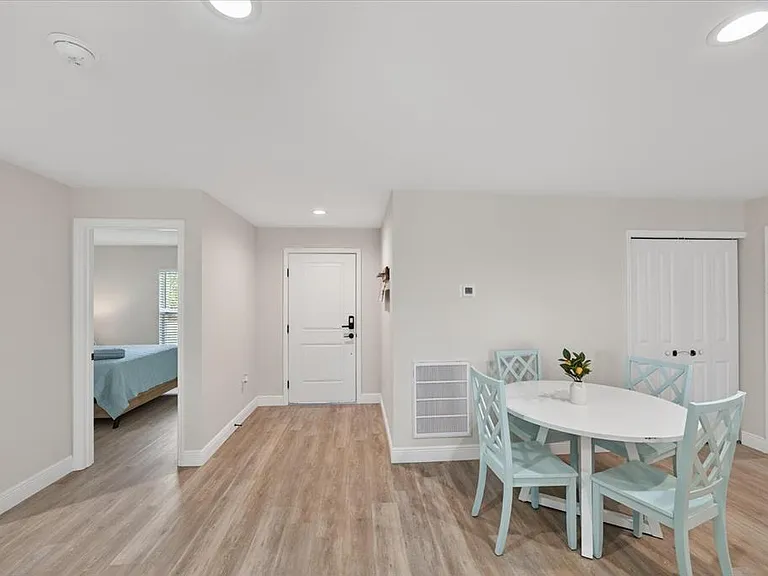12114 Clarendon Ave — Photo 14