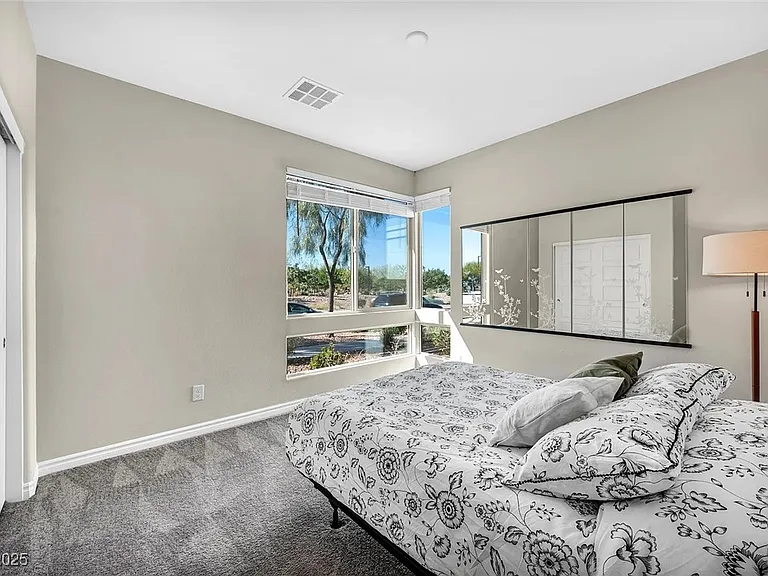 1012 E Sunset Rd — Photo 14