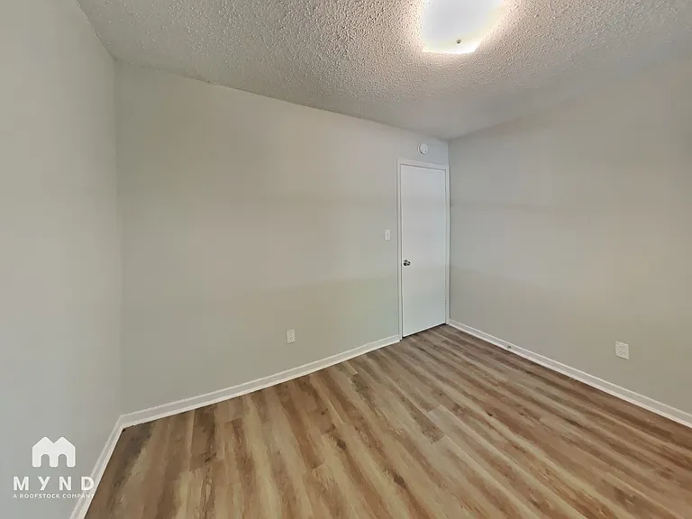 5910 Honeysuckle Cir — Photo 11
