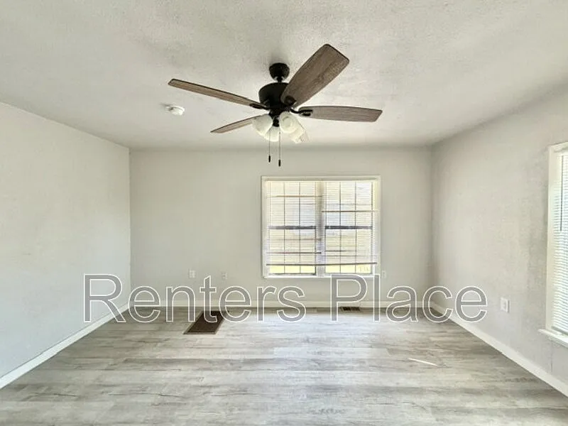 3 bed, 1.0 bath, 931 sqft, $1,300 — Photo 3