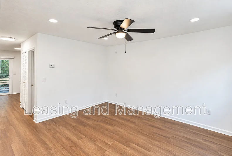 2 bed, 1.5 bath, 900 sqft, $2,100 — Photo 2