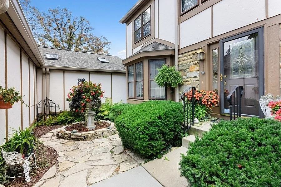 1138 Wheaton Oaks Dr photo 1