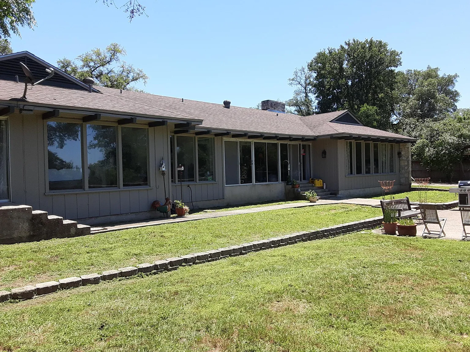 724 Whispering Oaks Dr — Photo 3