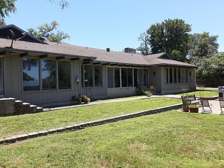 724 Whispering Oaks Dr — Photo 3