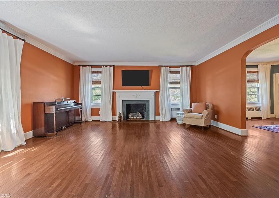 7th image of 224 W Colonial Dr