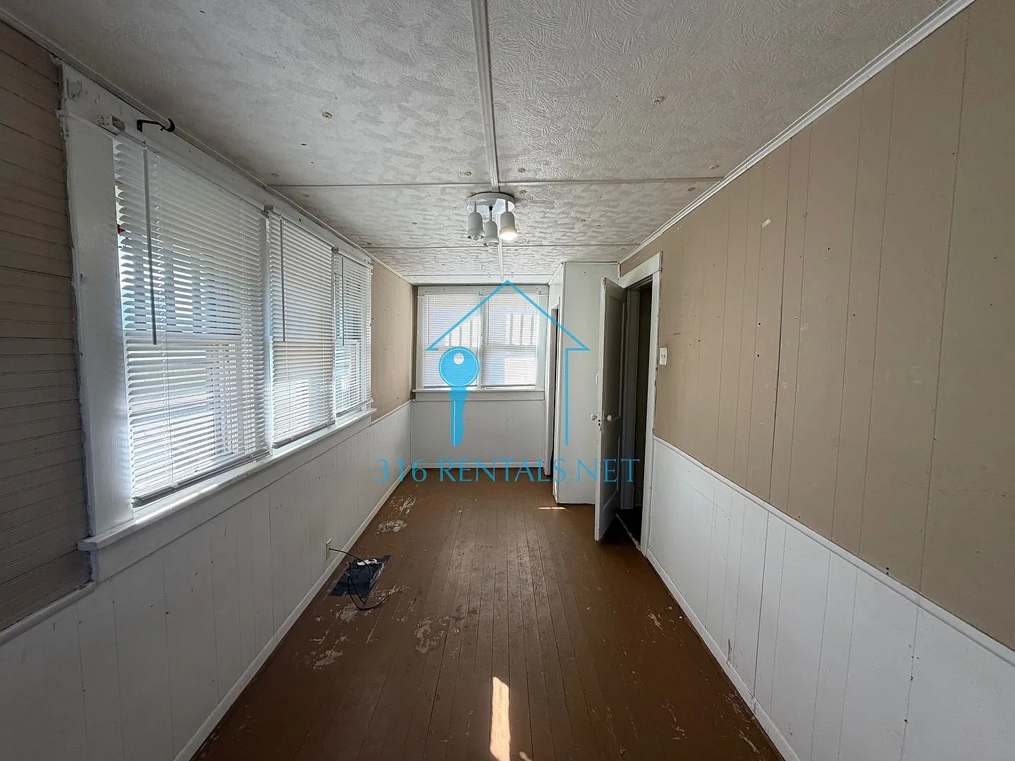 $1199 - 3 bed 1 bath - Single Family Home — Photo 4