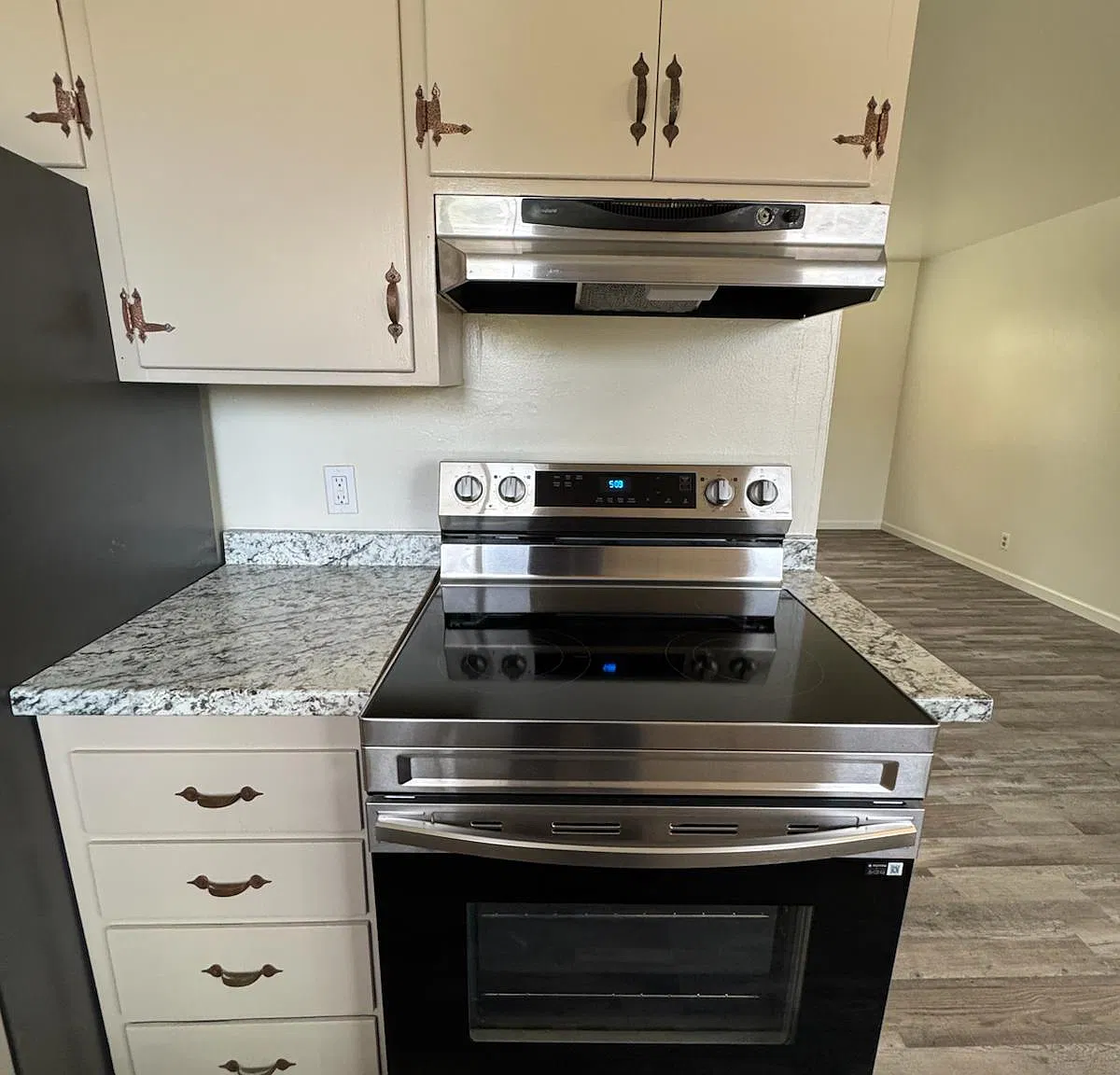 2 bed, 800 sqft, $2,385 — Photo 2