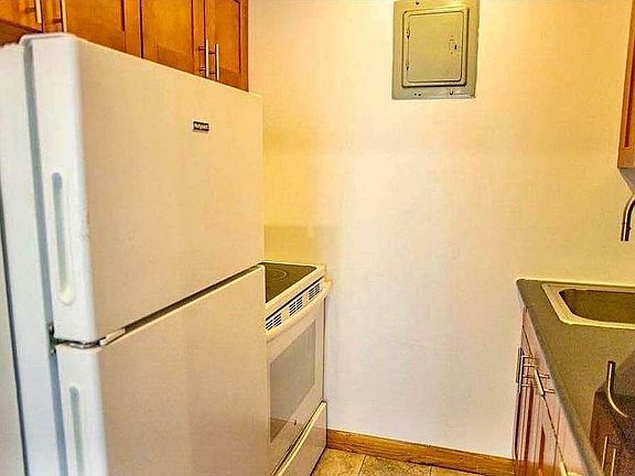 3rd image of 370 W 30th St APT 4C