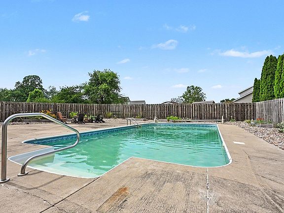 5th image of 7472 Savanna Ln