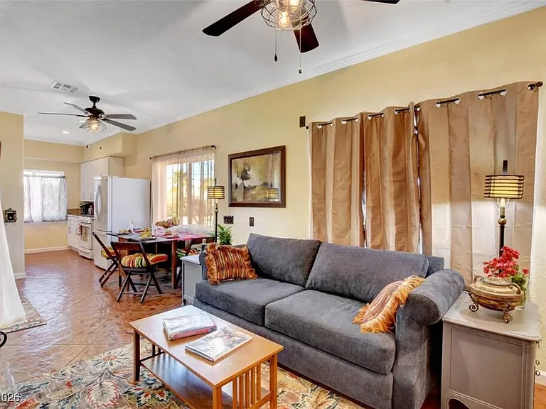 481 Benedict Dr — Photo 2