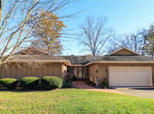 2131 Meadowlake Dr, Charleston, IL