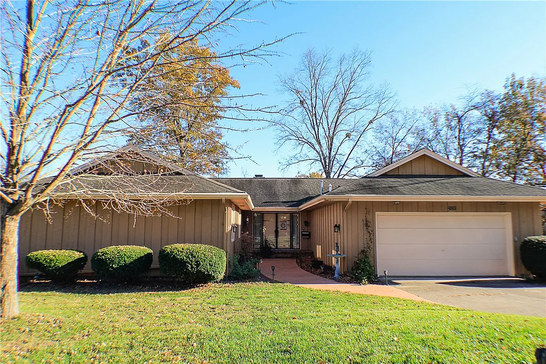 2131 Meadowlake Dr photo 1