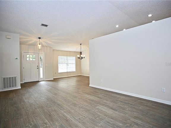 4th image of 437 Country Wood Cir