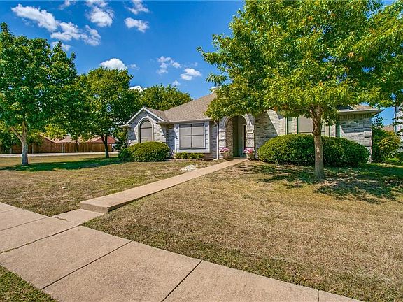 3rd image of 801 Autumn Hill Dr