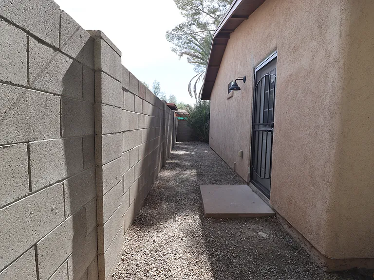 1020 E Silver St — Photo 15