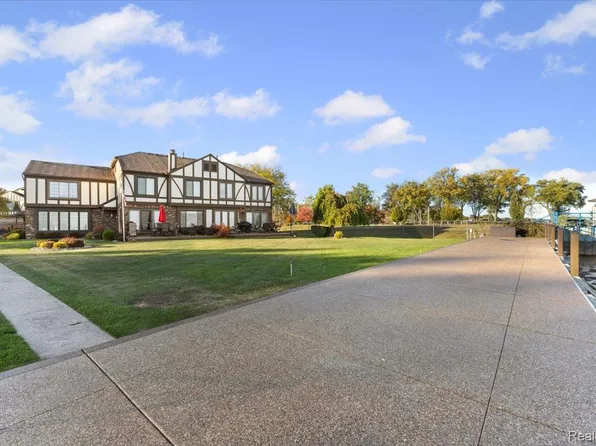 203 Lac Sainte Claire Dr, Saint Clair Shores, MI 48082