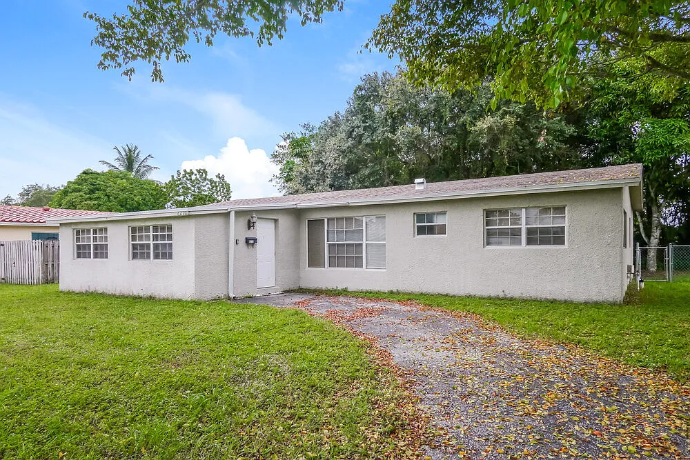 4 bed, 2.0 bath, 1572 sqft, $2,655 — Photo 3