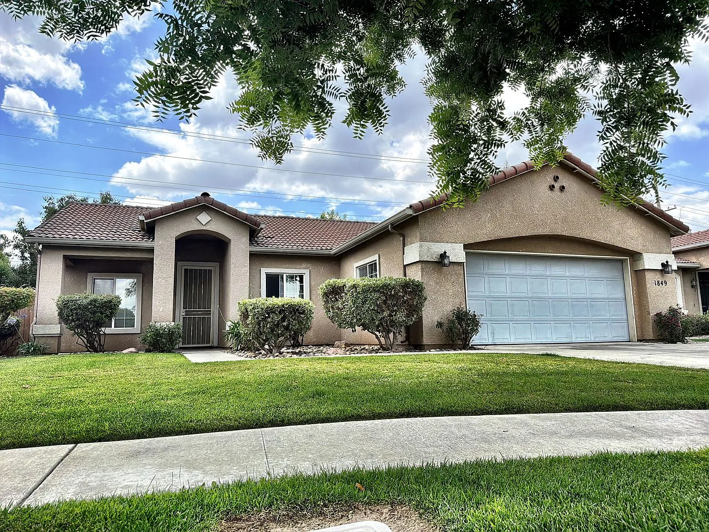 1849 Malvasia Ave - 3 Bedroom 2 Bath - Tulare - Del Lago — Photo 2