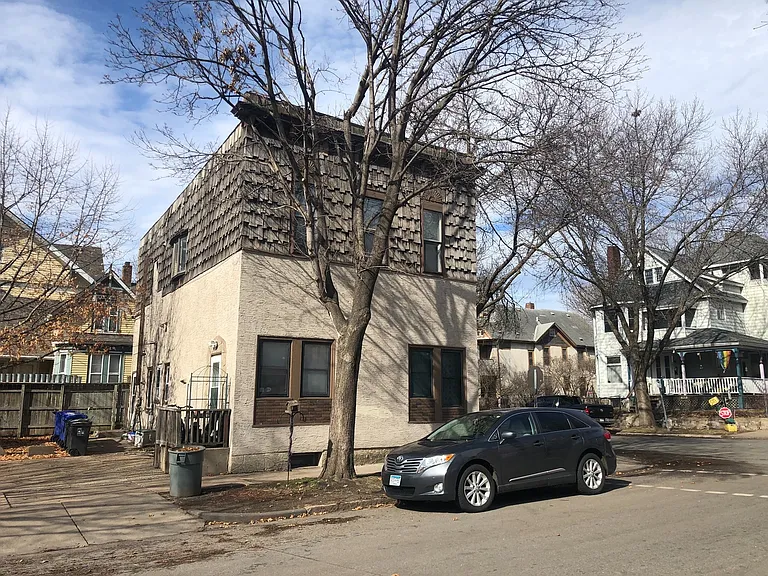 321 Bates Ave — Photo 1