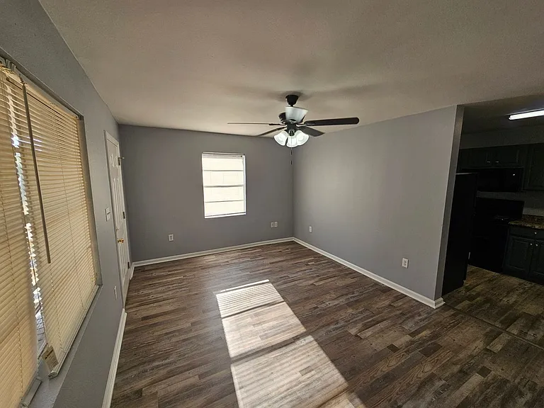 308 N Oak St — Photo 3