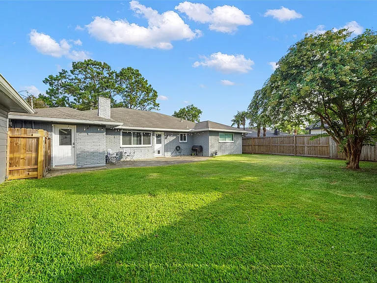 304 Old Bayou Dr — Photo 2