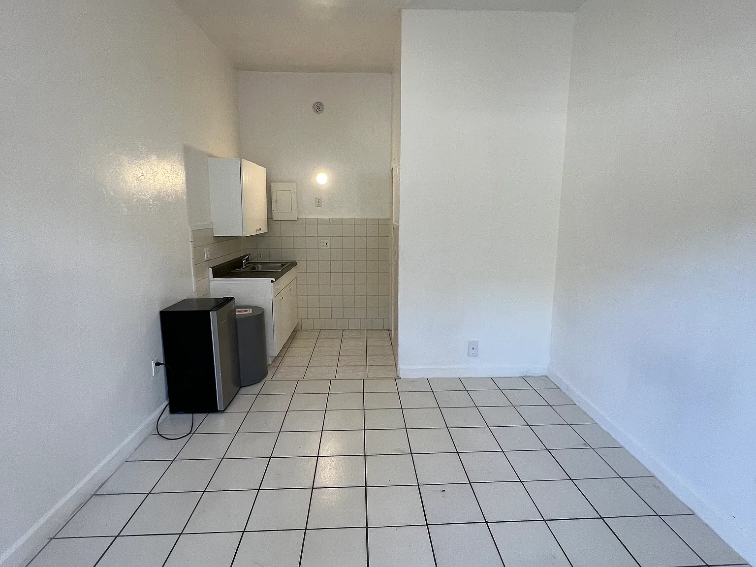 Studio, 400 sqft, $900 — Photo 1