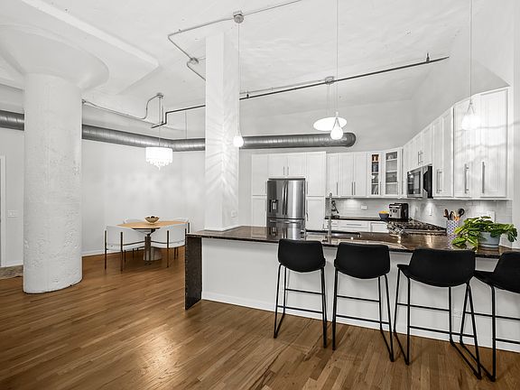 2nd image of 17 N Loomis St APT 1J