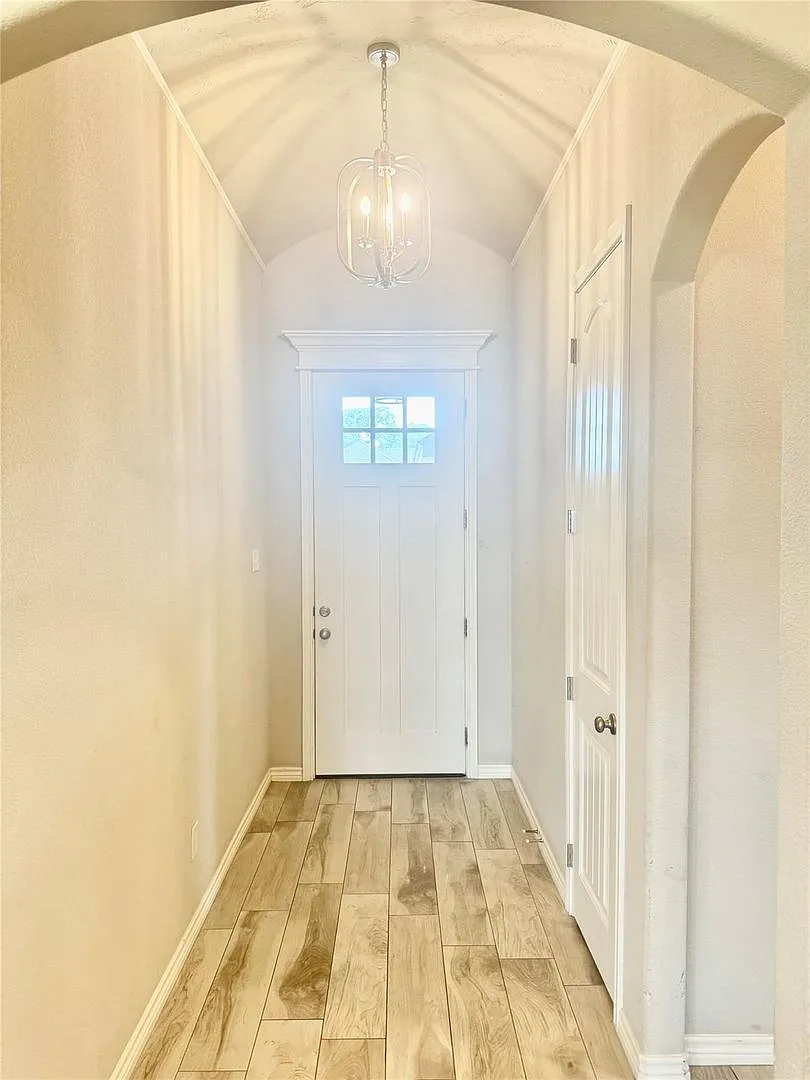Newer Home in Grand Places — Photo 2