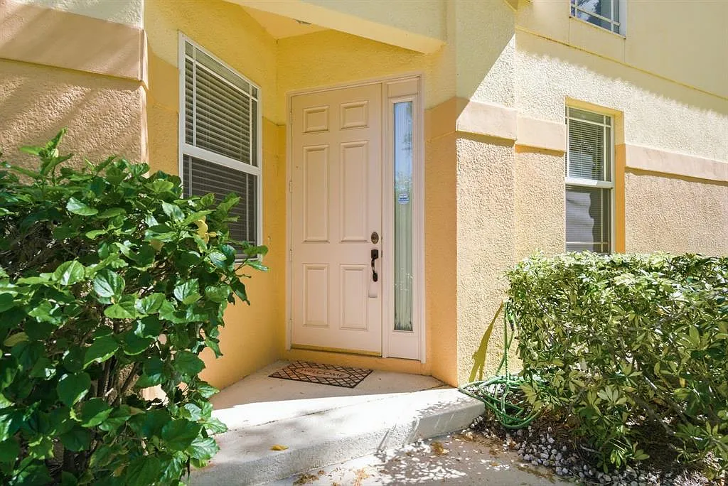 3 bed, 2.5 bath, 1977 sqft, $2,500 — Photo 2