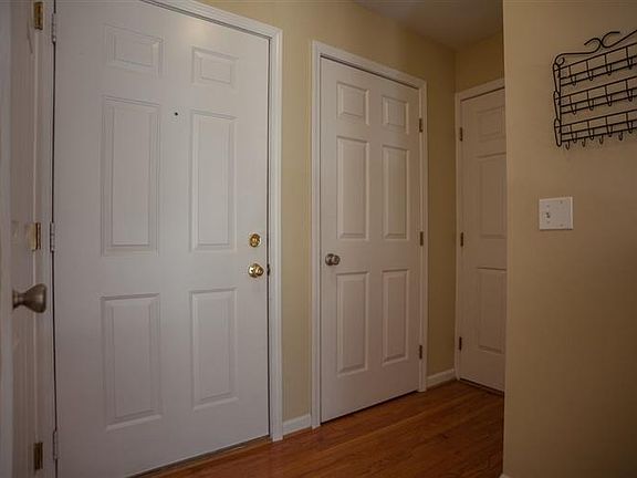 5th image of 3095 Village Cir