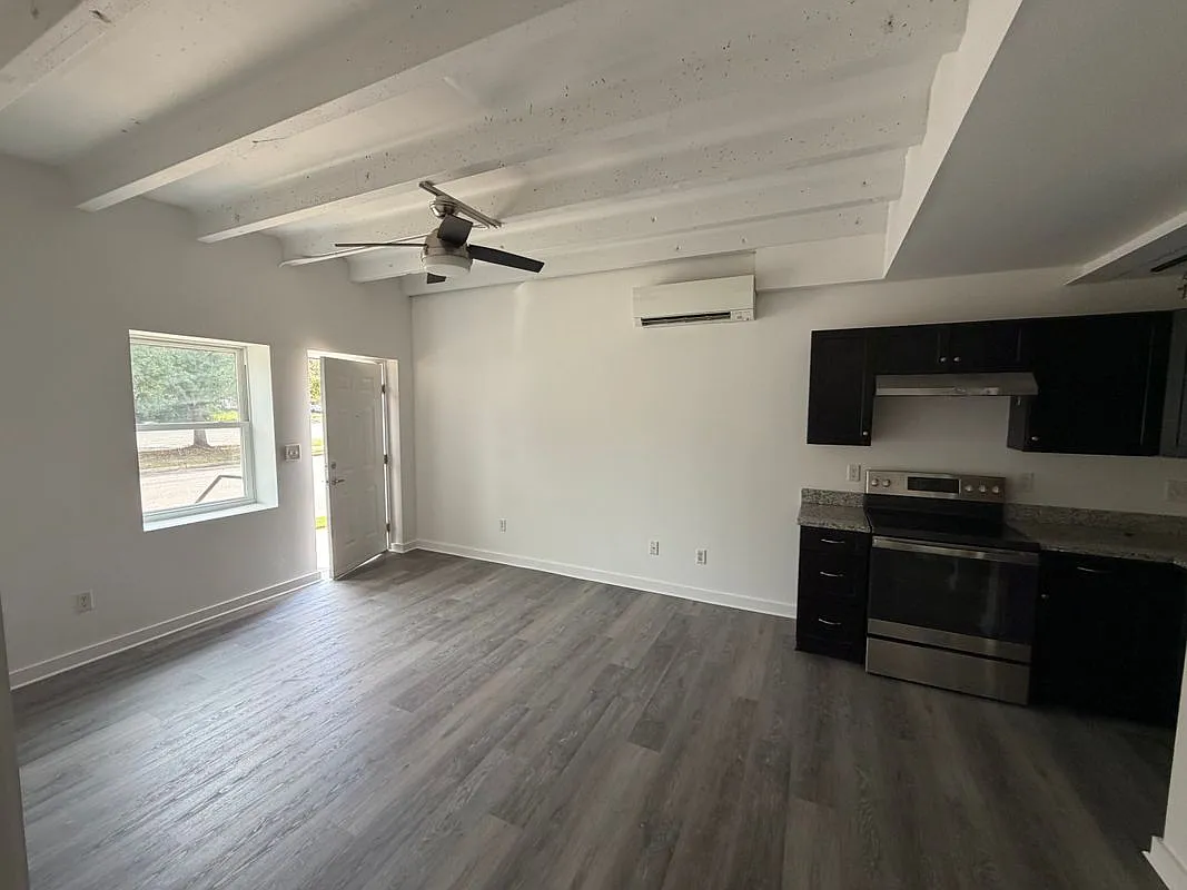 1 bed, 1.0 bath, 500 sqft, $1,300 — Photo 2