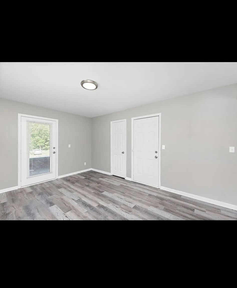 3 bed, 1000 sqft, $1,575 — Photo 2