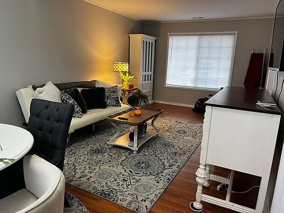 5th image of 472 Riverbend Dr