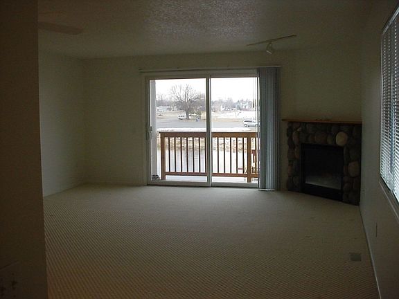 Living room w/balcony/fireplace