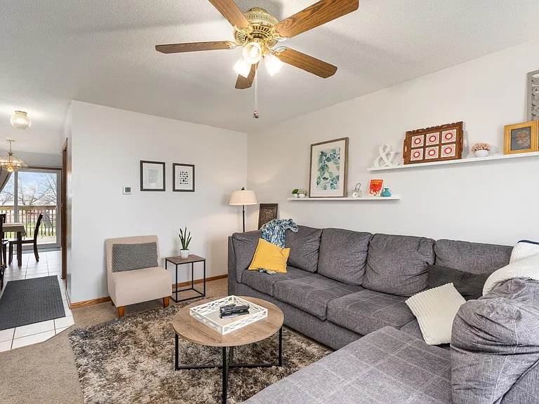 607 SE Tower Ct — Photo 2