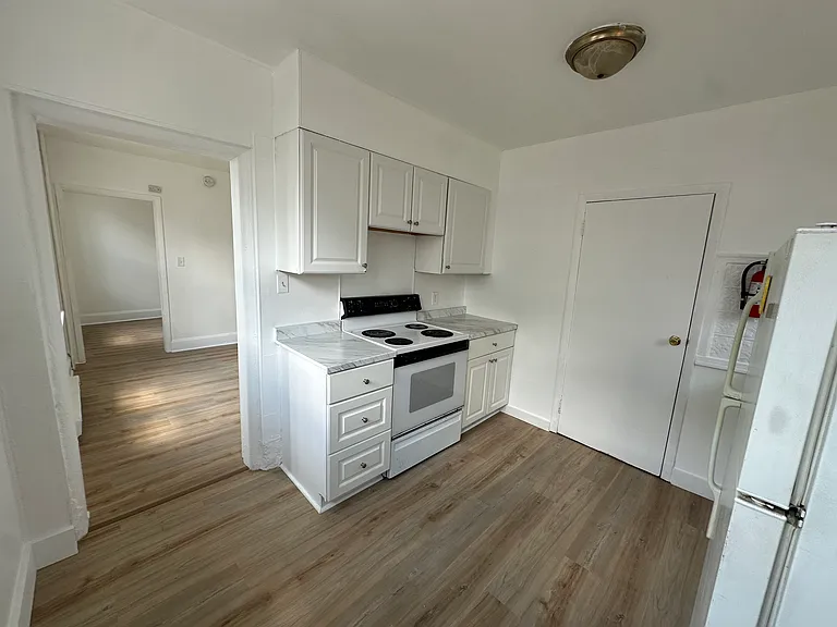 301 Somerset St #C — Photo 5