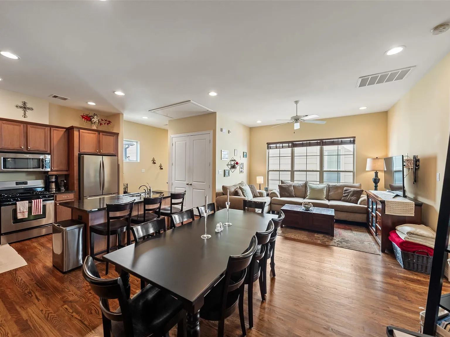 2 bed, 2.0 bath, 1189 sqft, $2,000 — Photo 3