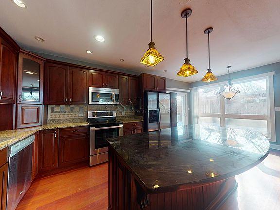 5th image of 647 Deerpath Dr