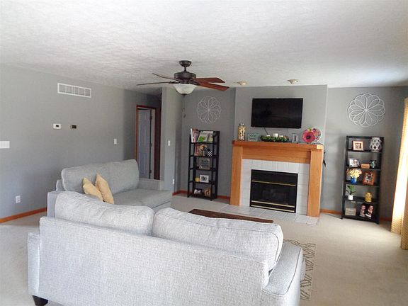 3rd image of 23954 Manor Ln