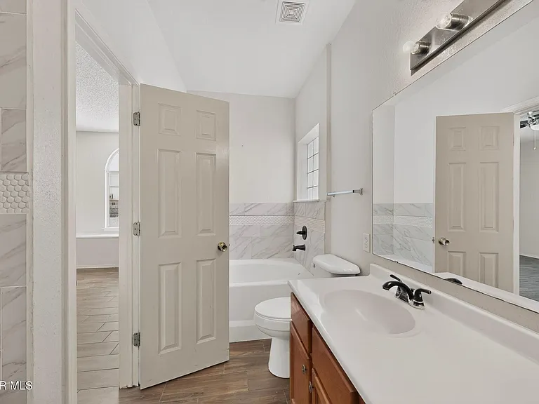 14224 Desert Ash Dr — Photo 31