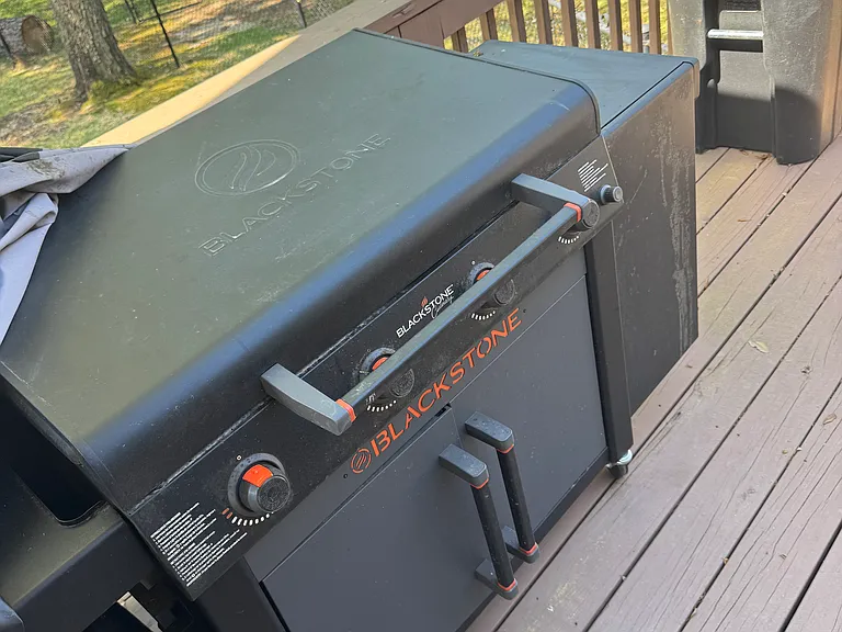 Covered porch with grill.