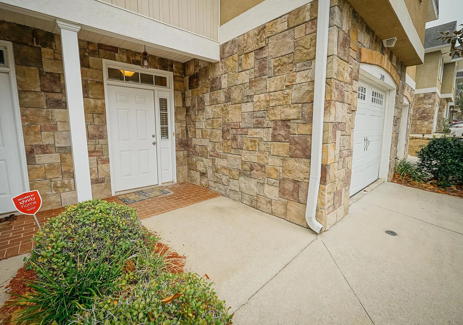 Super cute 3 bed 2.5 bath in a gated neighborhood — Photo 3