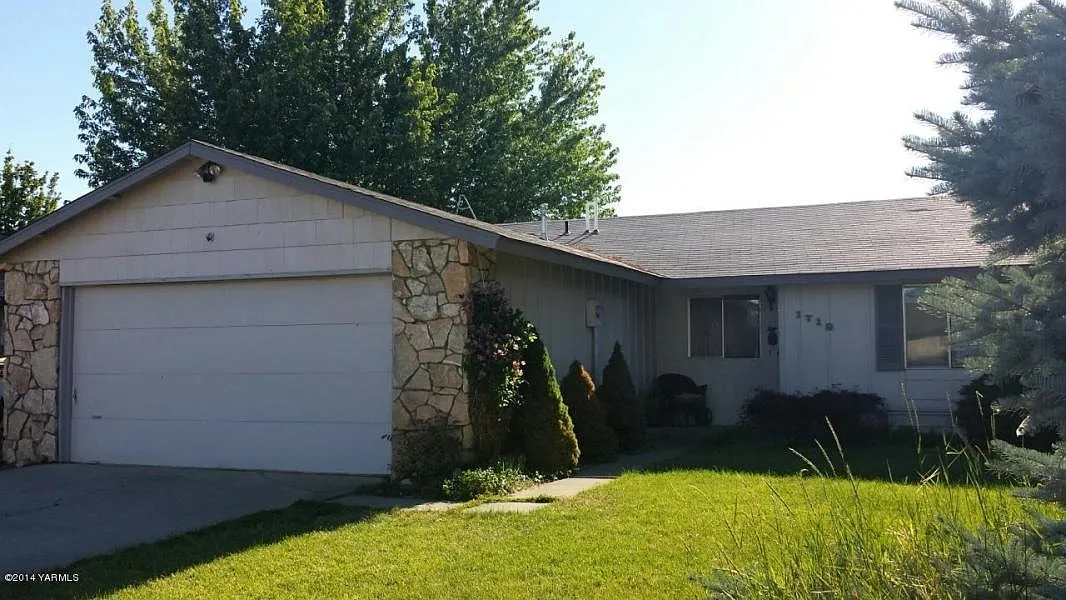 1718 Pickens Loop photo 1
