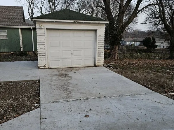 707 E Pearl St, Harrisonville, MO 64701