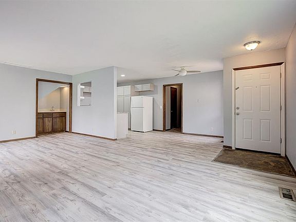 4th image of 3815 Belhaven Cir #3817