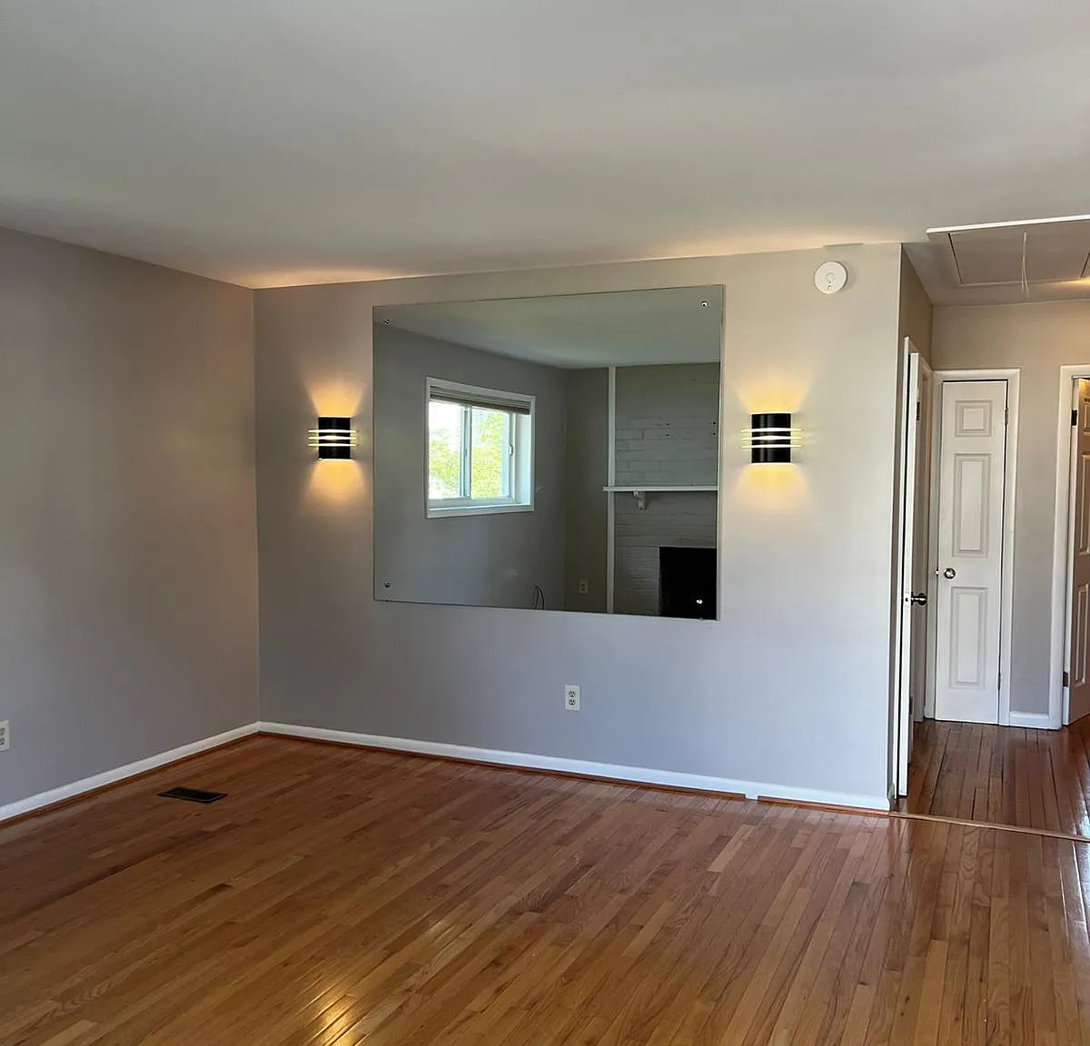 10107 Dickens Ave — Photo 4